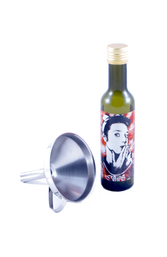 Trichter-leere Flasche-kroatisches Olivenöl